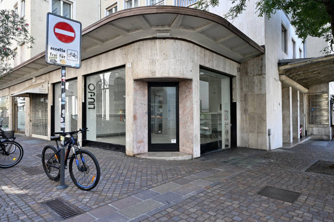Esclusivo spazio commerciale nel centro di Bolzano – prestigiosa posizione angolare con 4 vetrine