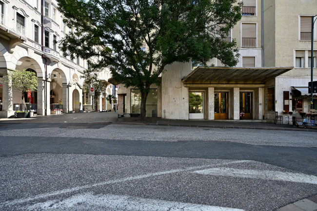 Esclusivo spazio commerciale nel centro di Bolzano – prestigiosa posizione angolare con 4 vetrine