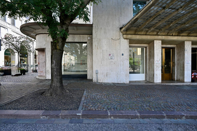 Esclusivo spazio commerciale nel centro di Bolzano – prestigiosa posizione angolare con 4 vetrine