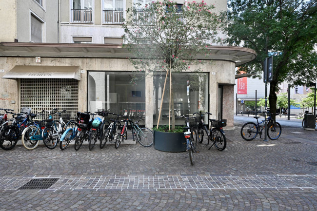 Esclusivo spazio commerciale nel centro di Bolzano – prestigiosa posizione angolare con 4 vetrine