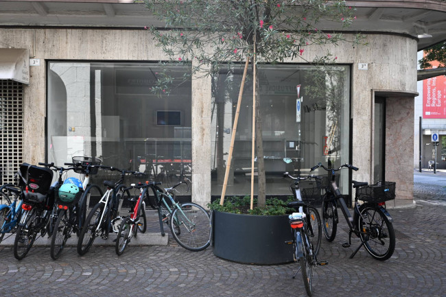Esclusivo spazio commerciale nel centro di Bolzano – prestigiosa posizione angolare con 4 vetrine