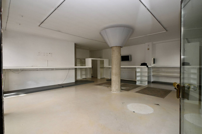 Esclusivo spazio commerciale nel centro di Bolzano – prestigiosa posizione angolare con 4 vetrine