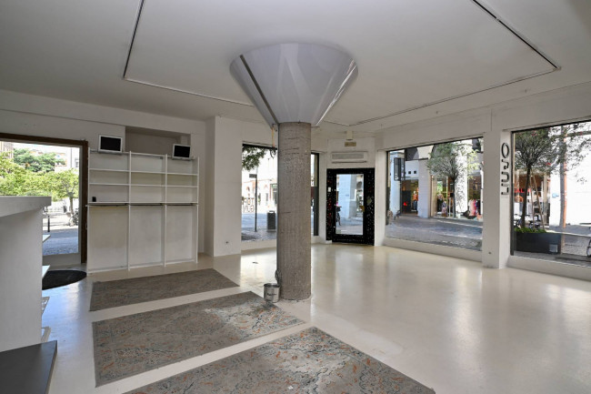 Esclusivo spazio commerciale nel centro di Bolzano – prestigiosa posizione angolare con 4 vetrine