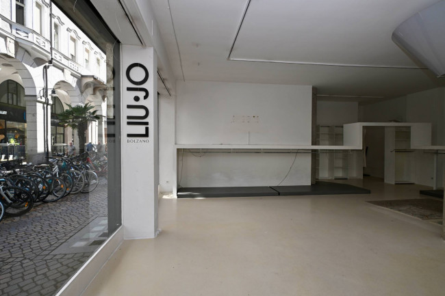 Esclusivo spazio commerciale nel centro di Bolzano – prestigiosa posizione angolare con 4 vetrine