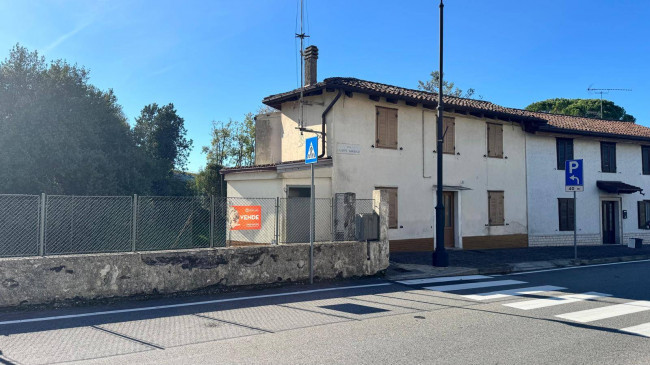 CASA ACCOSTATA DA UN LATO a Sagrado