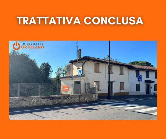 CASA ACCOSTATA DA UN LATO a Sagrado