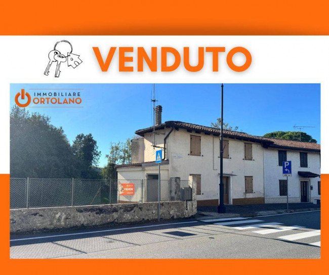 CASA ACCOSTATA DA UN LATO a Sagrado
