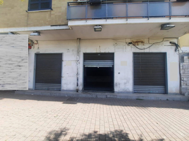 Attività commerciale in affitto a Soccavo, Napoli (NA)