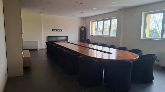 Locale commerciale in vendita a Pisa