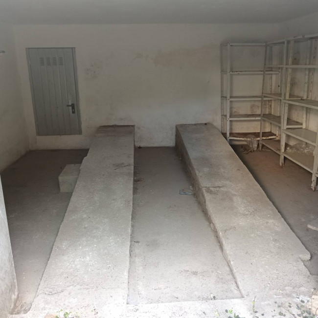 Box o garage in vendita a Pisa