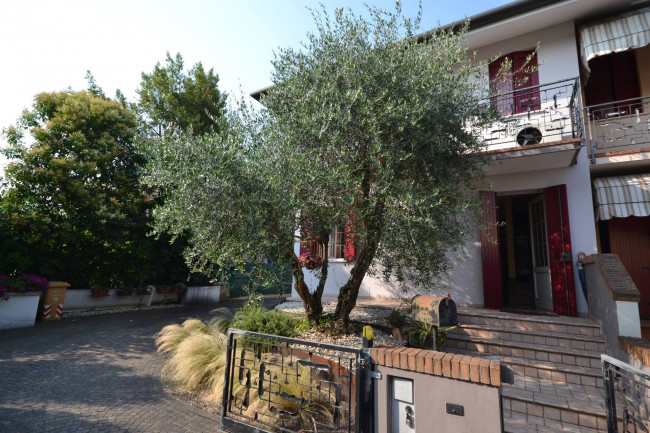 Abbinata/Bifamiliare in Vendita a Paese