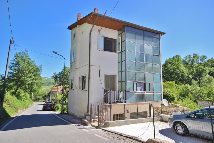 Casa indipendente in vendita a Vallesaccarda (AV)