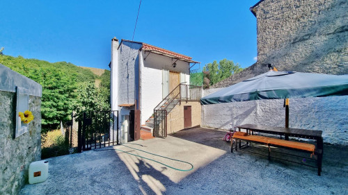 Casa indipendente in vendita a Vallesaccarda (AV)