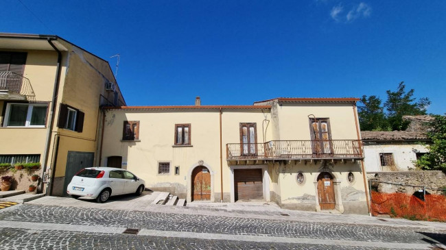 Casa indipendente in vendita a Castel Baronia (AV)