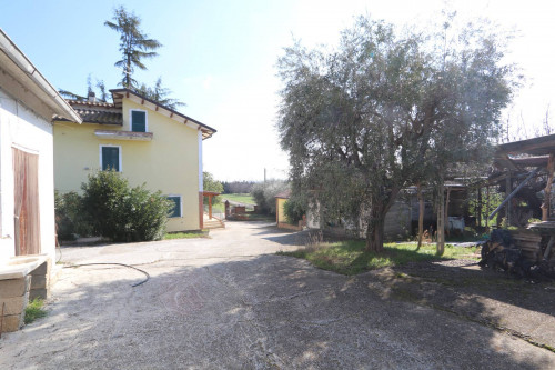 Casa indipendente in vendita a Sant'egidio Alla Vibrata (TE)