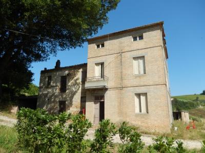 Rustici e Casali in vendita a Offida