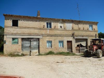 Rustici e Casali in vendita a Altidona