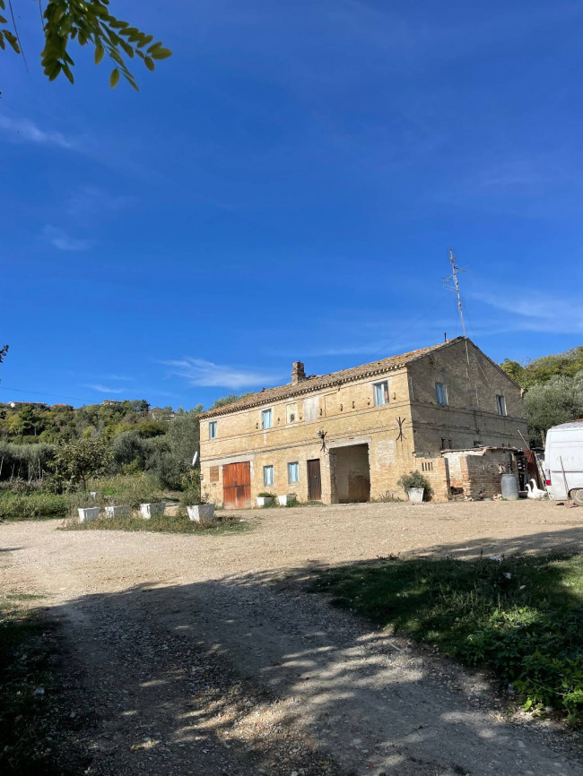 Rustici e Casali in vendita a Altidona