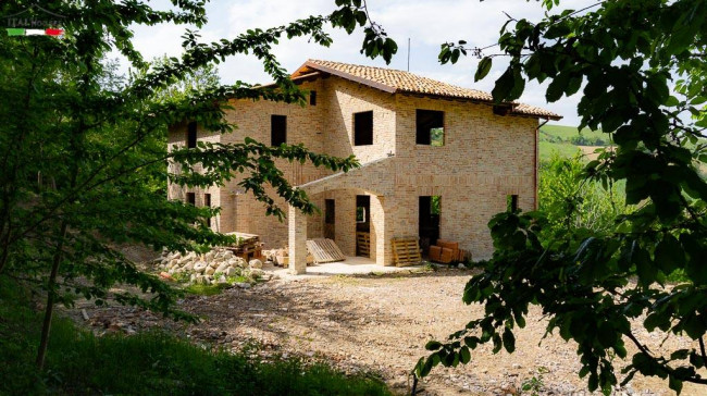 Rustici e Casali in vendita a Castignano