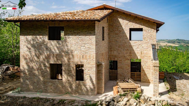 Rustici e Casali in vendita a Castignano