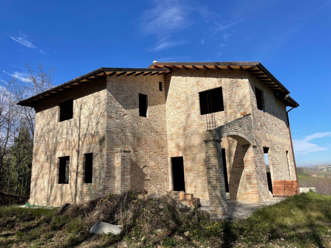 Rustici e Casali in vendita a Castignano