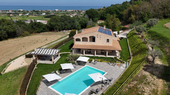 Attività commerciale in vendita a Cupra Marittima