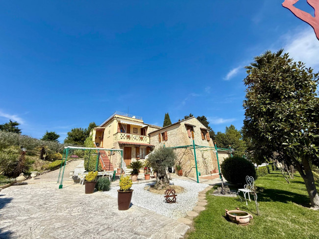 Rustici e Casali in vendita a Offida
