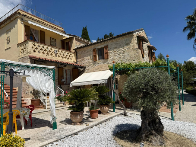 Rustici e Casali in vendita a Offida