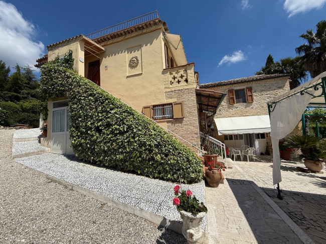 Rustici e Casali in vendita a Offida