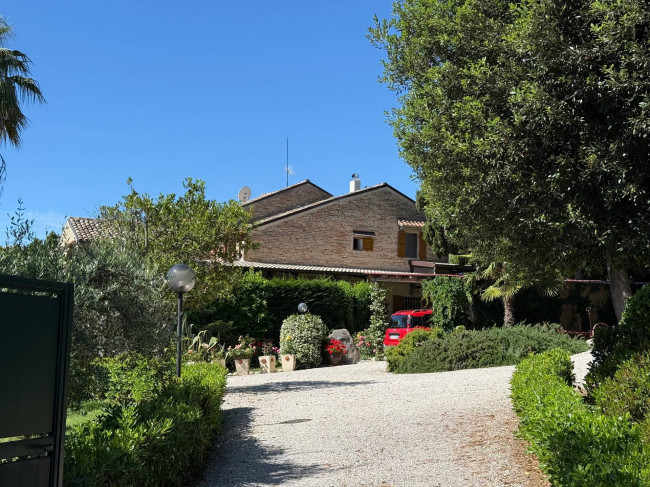 Rustici e Casali in vendita a Offida