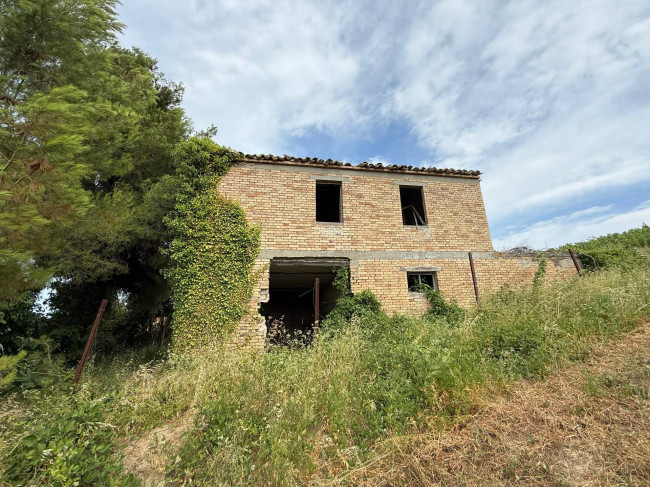 Rustici e Casali in vendita a Offida