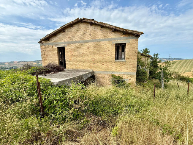 Rustici e Casali in vendita a Offida