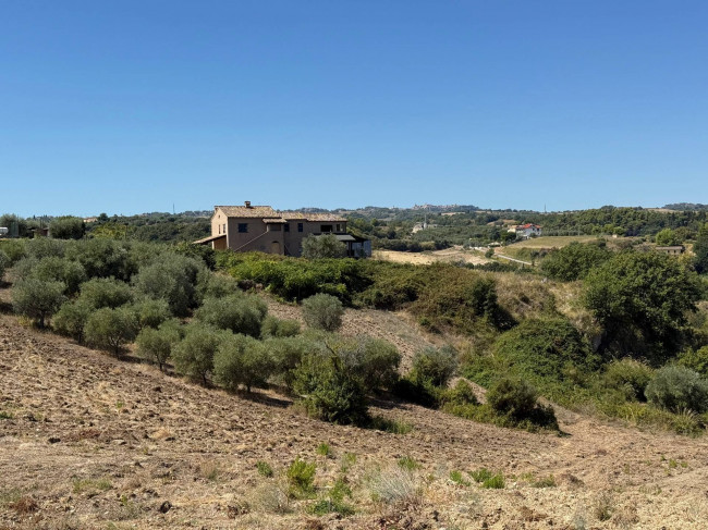Cottages and Farmhouses for sale in Cupra Marittima