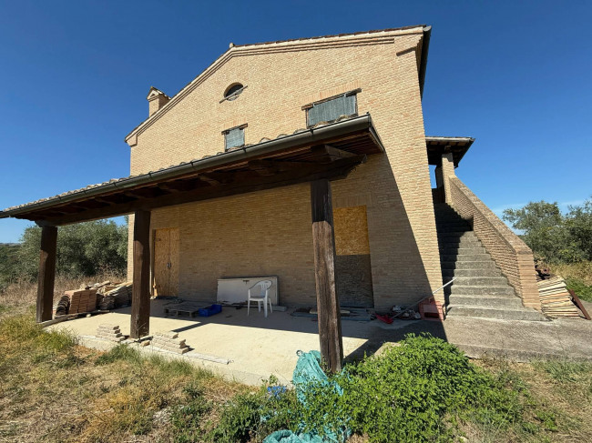 Cottages and Farmhouses for sale in Cupra Marittima