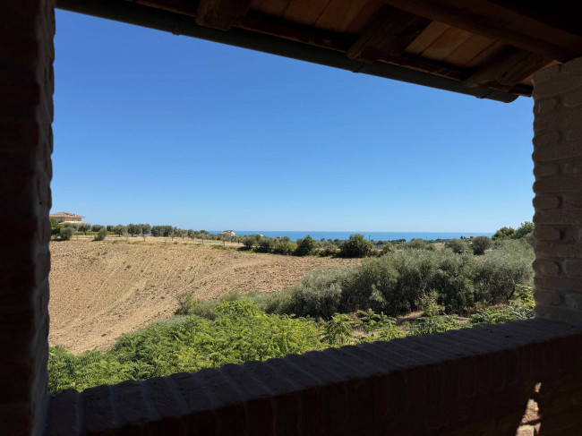 Cottages and Farmhouses for sale in Cupra Marittima