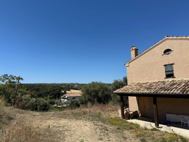 Cottages and Farmhouses for sale in Cupra Marittima