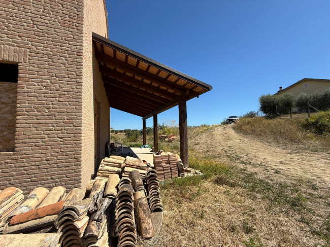 Cottages and Farmhouses for sale in Cupra Marittima