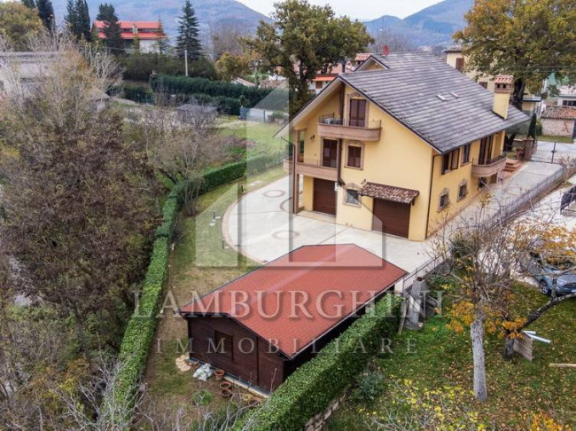Villa in vendita a Fabriano (AN)
