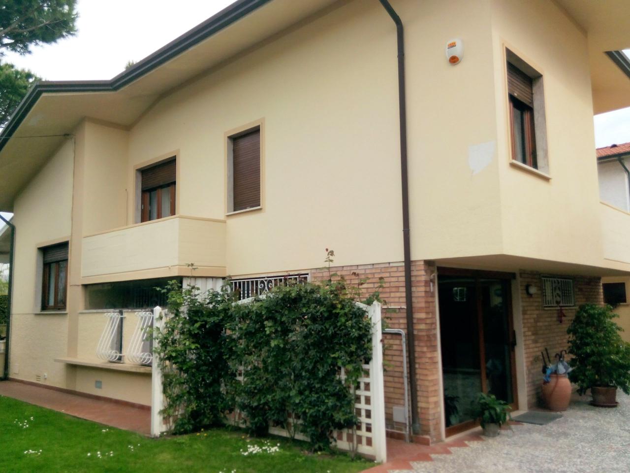 villa in via Italica a Camaiore