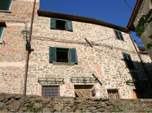 Terratetto semindipendente in borgo antico in vendita a Pescia