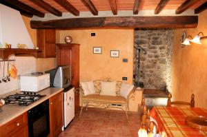 Terratetto semindipendente in borgo antico in vendita a Pescia