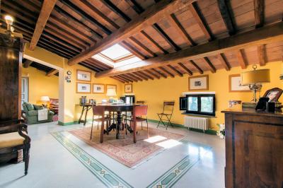 Antica villa padronale con parco in vendita a Pescia