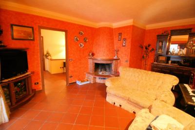Villa singola con giardino e vista panoramica in vendita a Massarosa