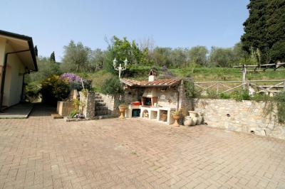 Villa singola con giardino e vista panoramica in vendita a Massarosa