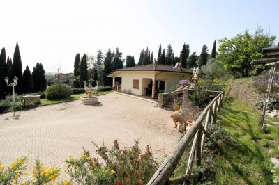 Villa singola con giardino e vista panoramica in vendita a Massarosa