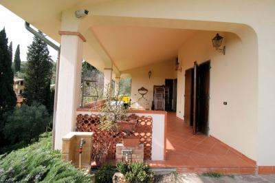 Villa singola con giardino e vista panoramica in vendita a Massarosa