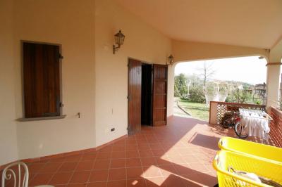 Villa singola con giardino e vista panoramica in vendita a Massarosa