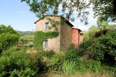 Casa colonica con piscina e vista panoramica in vendita a Buggiano