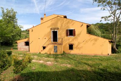 Casa colonica ristrutturata con parco e piscina in vendita a Casciana Terme Lari