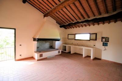 Casa colonica ristrutturata con parco e piscina in vendita a Casciana Terme Lari